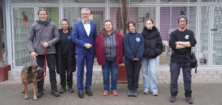 Landrat Christian Engelhardt steht im Viernheimer Tierheim neben dem Hundetrainer und Tierpfleger Lukas Jakobi, der Heimleiterin Nicole Dalesio, der Rechnerin des Vereins, Petra Nelle-Kettner, Sophia (Freiwillige im Rahmen des Bundesfreiwilligendienstes), Schulpraktikantin Lilith sowie dem Tierpflegehelfer Simon Gärtner.