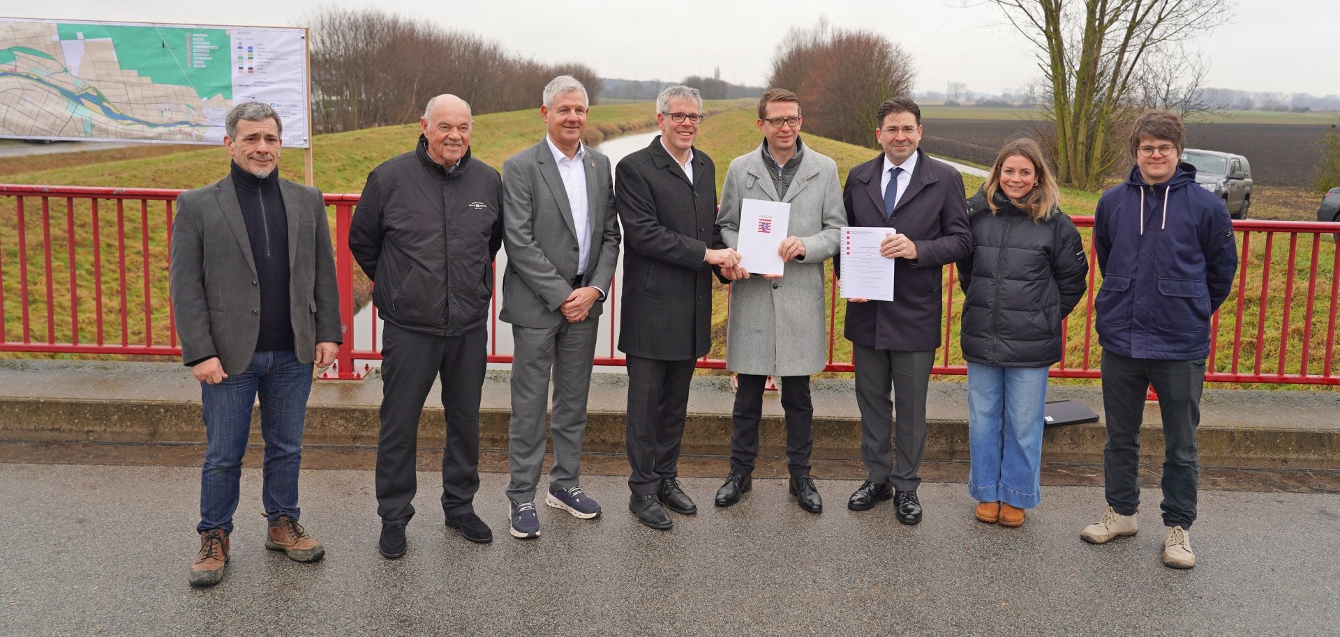 Landrat Christian Engelhardt (Mitte) nahm gemeinsam mit dem Einhäuser Bürgermeister Helmut Glanzner (links daneben), dem ersten Beigeordneten der Stadt Biblis, Herbert Ritzert (links daneben), Ulrich Androsch (links), Svenja Vollmer (2.v.r) und Moritz Gormsen (rechts) vom Gewässerverband Bergstraße die Bescheide von Staatssekretär Michael Ruhl und dem Regierungspräsidenten Prof. Dr. Jan Hilligardt entgegen.