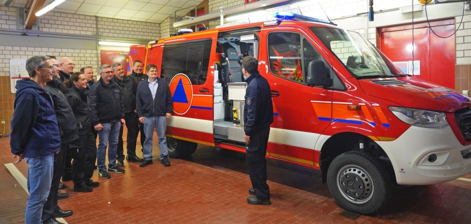 Der neue CBRN-Erkundungswagen steht am Standort der Feuerwehr Bürstadt-Bobstadt mit einigen Feuerwehrleuten nebendran.
