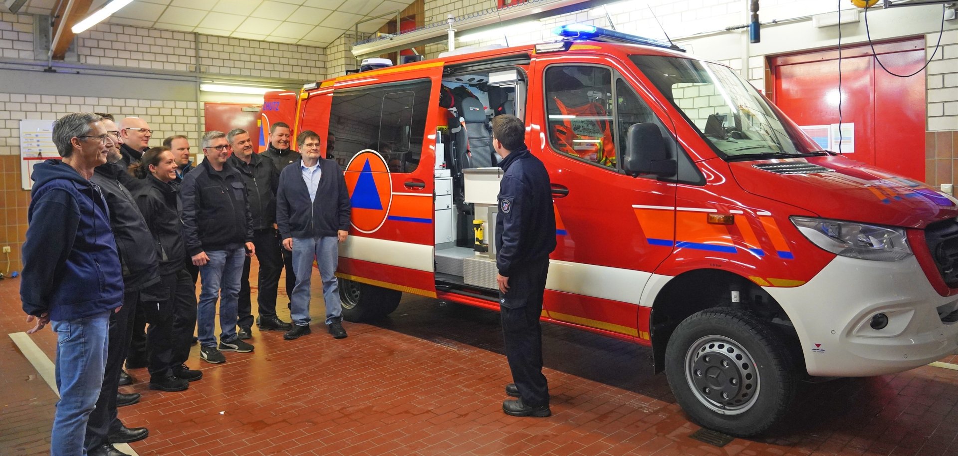 Der neue CBRN-Erkundungswagen steht am Standort der Feuerwehr Bürstadt-Bobstadt mit einigen Feuerwehrleuten nebendran.