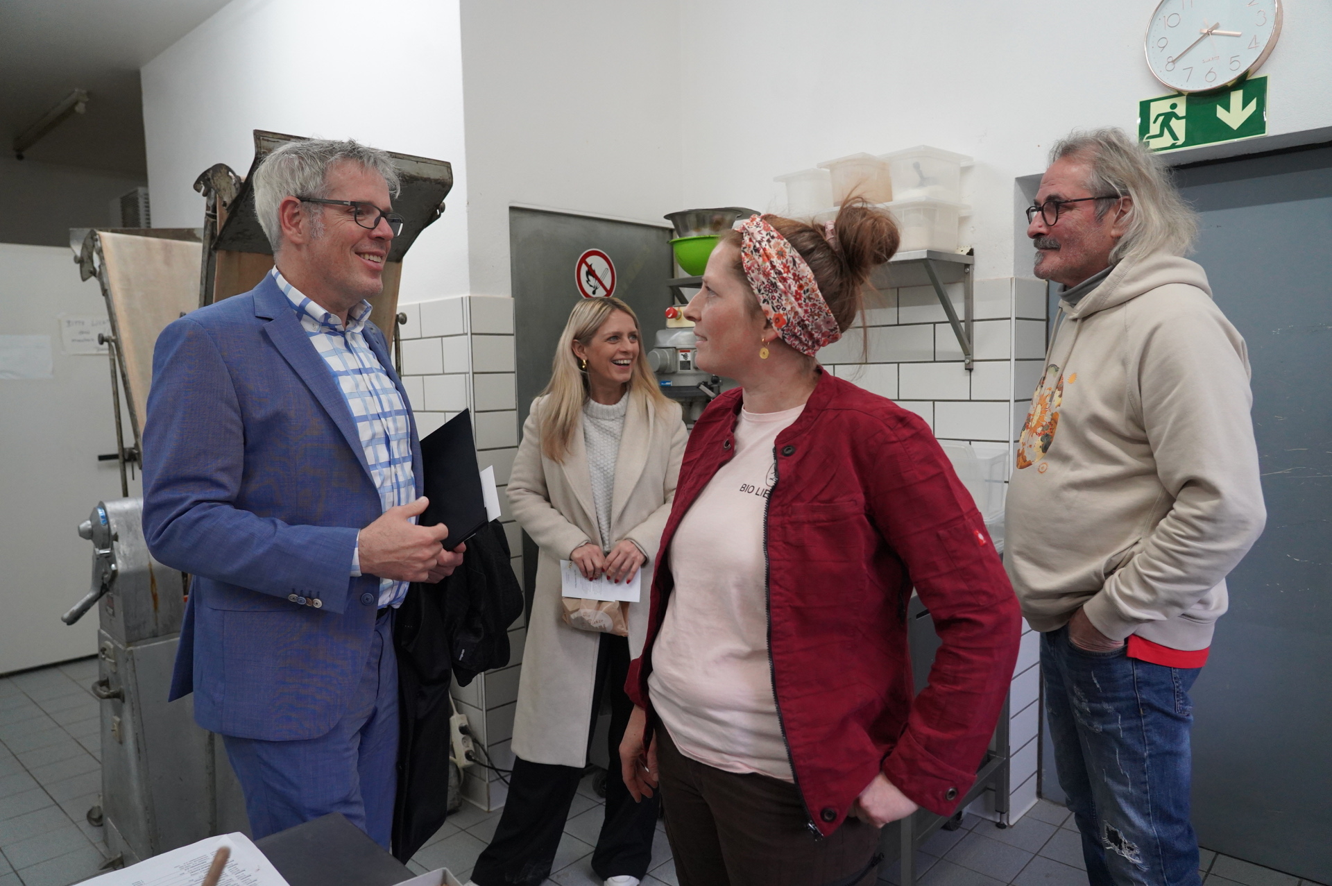 (v.r.n.l.) Philipp Bihn und seine Tochter Ninotschka Bihn gewehrten Corinna Simeth und Landrat Christian Engelhardt auch einen Blick hinter die Kulissen in die Backstube ihrer Bio-Bäckerei.