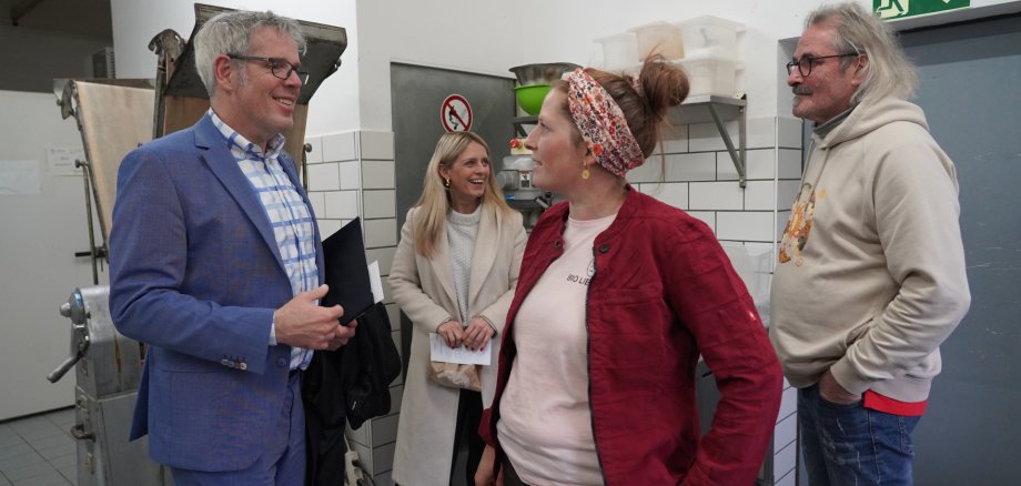 (v.r.n.l.) Philipp Bihn und seine Tochter Ninotschka Bihn gewehrten Corinna Simeth und Landrat Christian Engelhardt auch einen Blick hinter die Kulissen in die Backstube ihrer Bio-Bäckerei.