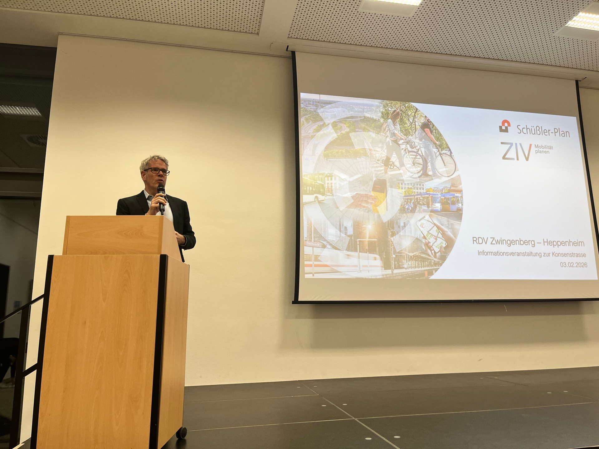 Landrat Christian Engelhardt informiert Bürgerinnen und Bürger über das Projekt.