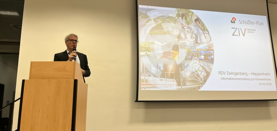 Landrat Christian Engelhardt informiert Bürgerinnen und Bürger über das Projekt.