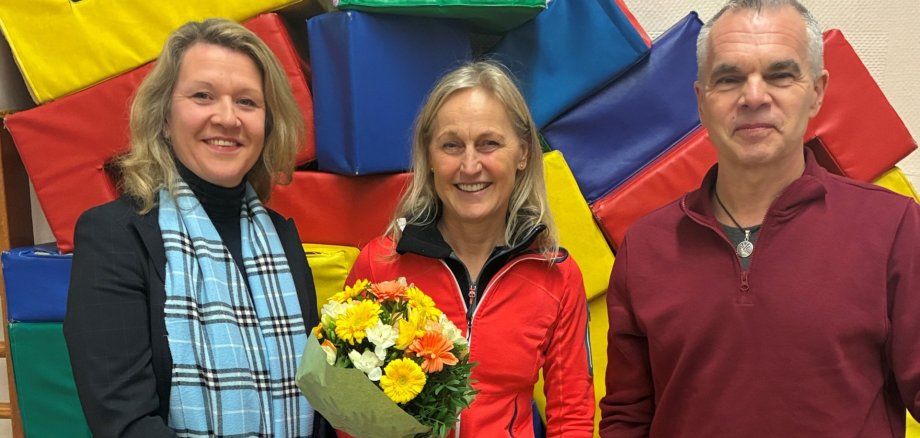 25. Jubiläum Andrea Deißler Die Leiterin der Kreisvolkshochschule Bergstraße, Iwona Cissarz und der Leiter des Fachbereichs Gesundheit und Fitness, Matthias Petry, würdigten die Kursleiterin Andrea Deißler für ihren langjährigen Einsatz.