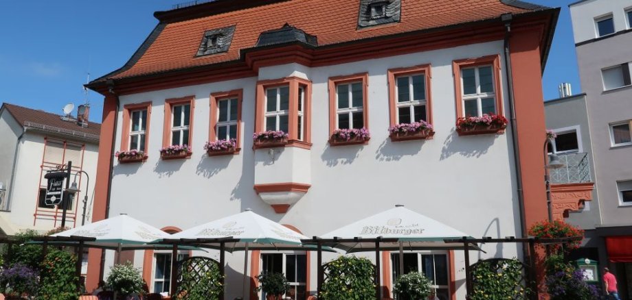 Das Bild zeigt die erste Station des Weges, das historische Rathaus in Bürstadt
