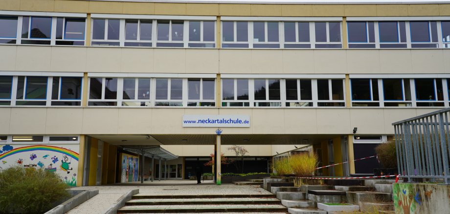 Neckartalschule Foto zeigt den Eingang der Neckartalschule