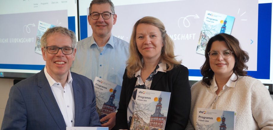 Landrat Christian Engelhardt, der stellvertretende KVHS-Leiter Ernst Heiligenthal, die KVHS-Leiterin Iwona Cissarz sowie die Fachbereichsleiterin Melanie Knauf stehen nebeneinander und halten das neue Frühjahrsprogramm der KVHS in den Händen.