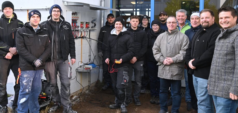 Die Projektbeteiligten präsentieren die neue PV-Anlage an der HMS Bensheim.