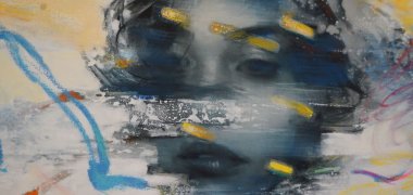 Nahaufnahme eines seiner Gemälde. Frauenkopf in schwarz-blau Tönen im Mittelpunkt des Gemäldes, drum herum abstrakte Pinsellinien.