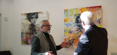 Tigran Grigoryan (links) spricht gemeinsam mit Landrat Christian Engelhardt (rechts) über eines seiner Gemälde.