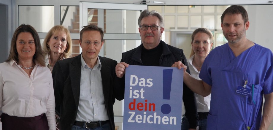 PG Darmkrebsmonat Die Erste Kreisbeigeordnete Angelika Beckenbach zusammen mit PD Dr. Uwe Seitz, Chefarzt für Innere Medizin des Kreiskrankenhauses Bergstraße, dem ehemaligen Darmkrebs-Patienten Hans Neubauer, dem Chefarzt für Allgemein- und Viszeralchirurgie des Kreiskrankenhauses Bergstraße, Prof. Dr. Phillip Knebel sowie dem Präventionsteam des Kreises Bergstraße.