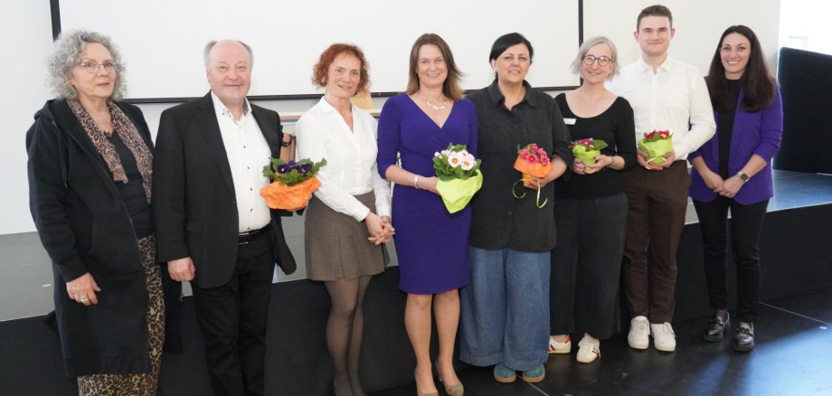 Referenten und Mitwirkende Die Erste Kreisbeigeordnete Angelika Beckenbach steht neben den Mitgestaltenden der Auftaktveranstaltung.