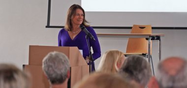 Grußwort Angelika Beckenbach Die Erste Kreisbeigeordnete Angelika Beckenbach begrüßte die zahlreichen Gäste im Multimax der Karl Kübel Schule Bensheim.