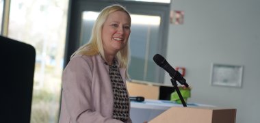 Grußwort Diana Stolz Die Hessische Familienministerin Diana Stolz spricht bei der Auftaktveranstaltung.