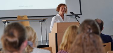 Grußwort Alexandra Löchelt Alexandra Löchelt von der Fachstelle Leben im Alter führt die Anwesenden durch den Nachmittag.