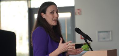 Grußwort Christina Arnold Christina Arnold von der Fachstelle erläutert die Arbeit der Fachstelle Leben im Alter sowie die anstehenden Veranstaltungen, die im Rahmen des Jahresprojektes im Kreisgebiet stattfinden.