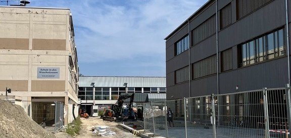 Das alte und neue Schulgebäude auf dem Schulgebäude.