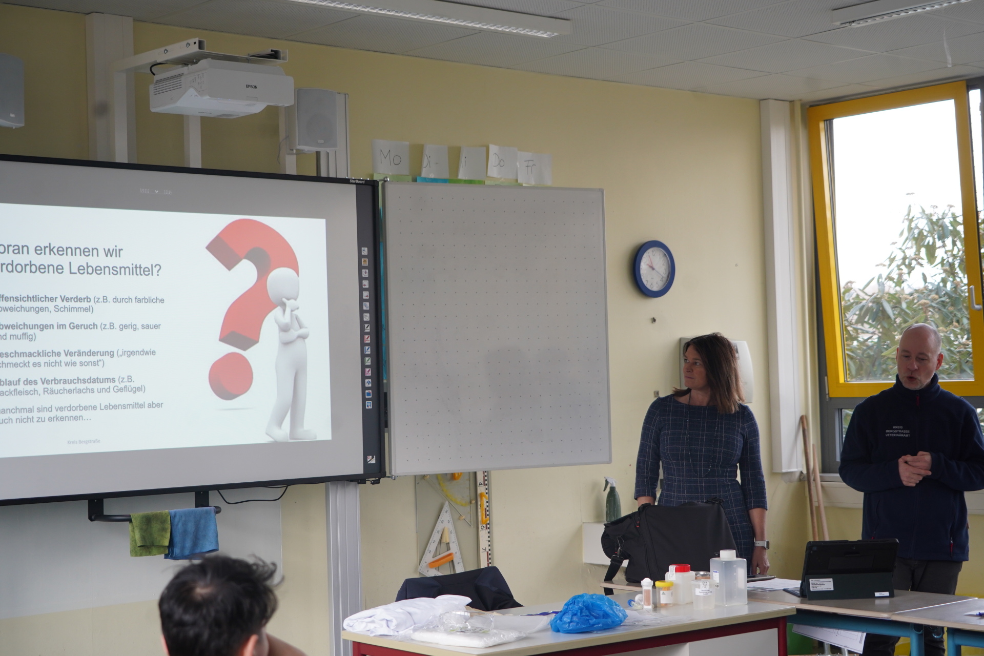 Die Erste Kreisbeigeordnete besuchte einen der Workshops beim Yoloday an der Alfred-Delp-Schule in Lampertheim