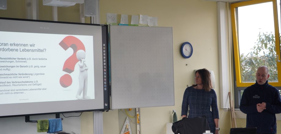 Die Erste Kreisbeigeordnete besuchte einen der Workshops beim Yoloday an der Alfred-Delp-Schule in Lampertheim