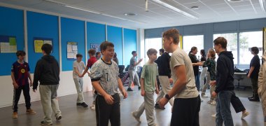 Die Kinder der Alfred-Delp-Schule in Lampertheim übten in zweier Teams Übungen der Kampfkunst "Wing Tai" aus