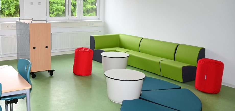 Multifunktionale Einrichtung Das Bild zeigt einen Raum mit multifunktionalem Mobiliar für die Schulkindbetreuung.
