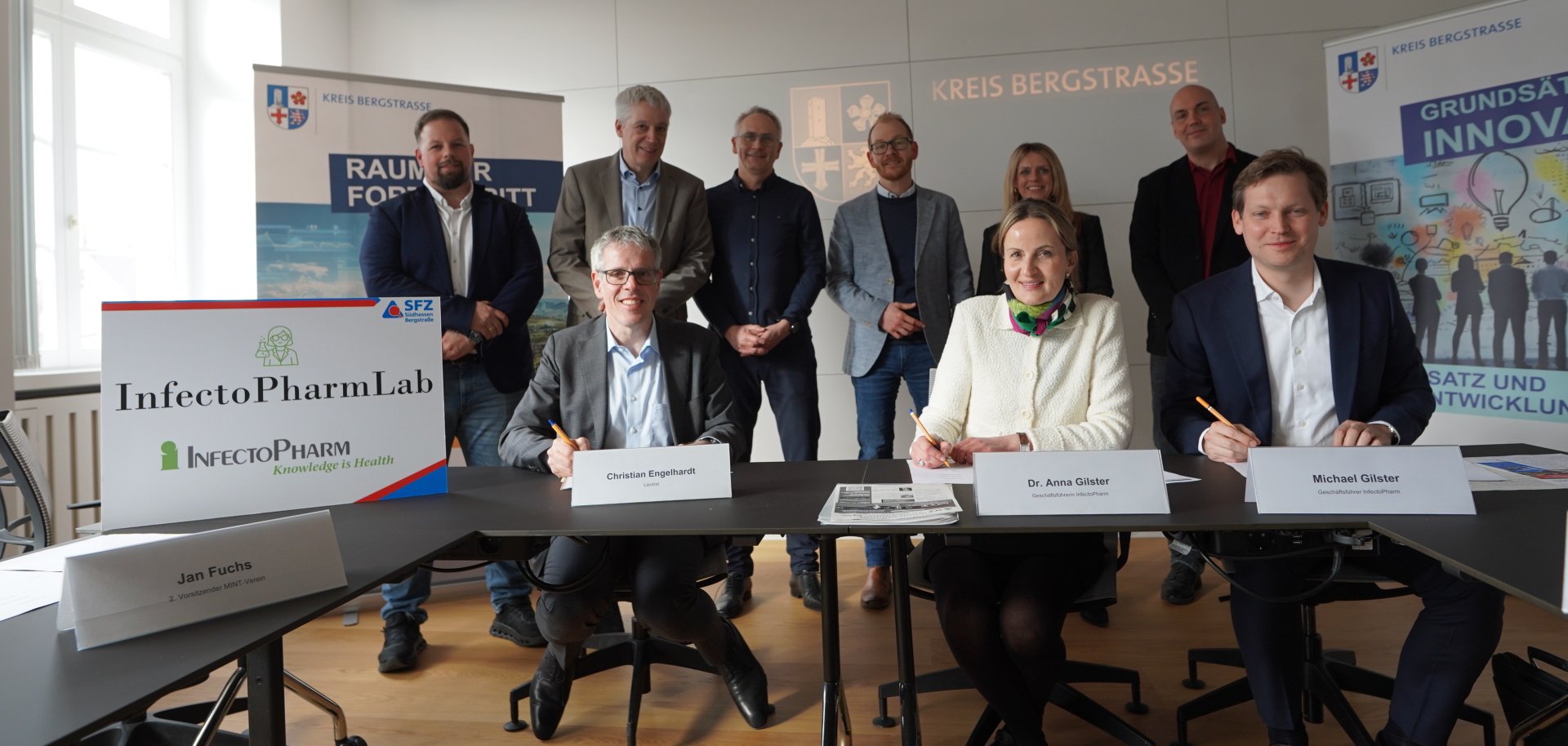 Landrat Christian Engelhardt unterschreibt gemeinsam mit der Geschäftsführung der InfecetoPharm Arzneimittel und Consilium Gmbh, Dr. Anna Gilster und Michael Gilster, den ersten Sponsoringvertrag für das Schülerforschungszentrum Bergstraße Südhessen.