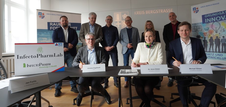 Landrat Christian Engelhardt unterschreibt gemeinsam mit der Geschäftsführung der InfecetoPharm Arzneimittel und Consilium Gmbh, Dr. Anna Gilster und Michael Gilster, den ersten Sponsoringvertrag für das Schülerforschungszentrum Bergstraße Südhessen.