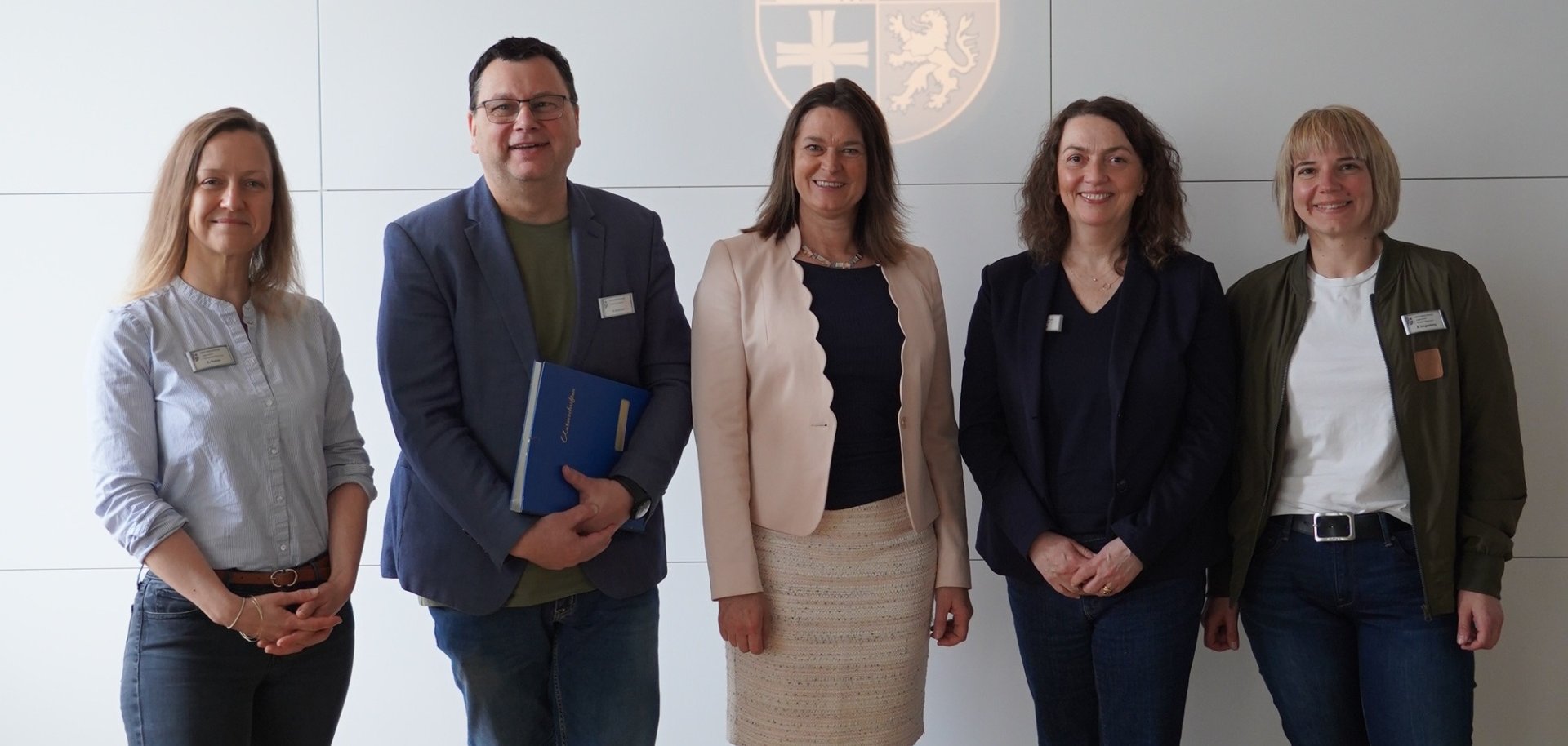 Die Erste Kreisbeigeordnete Angelika Beckenbach (Mitte) stellt gemeinsam mit dem Leiter des Jugendamtes, Kai Kuhnert (links daneben), der Leiterin des Kinderschutzteams, Anna Lingenberg (rechts), sowie Martina Hamp von der Jugendhilfeplanung (2. v.r.) und der Fachbereichsleiterin des Allgemeinen Sozialen Dienstes, Christina Heinle (links) aktuelle Zahlen zum Thema Kinderschutz vor.