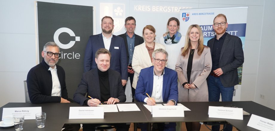 Kooperation Circle Landrat Christian Engelhardt und Daniel Imhäuser, Initiator des Circle, unterzeichnen die gemeinsame Kooperationsvereinbarung.