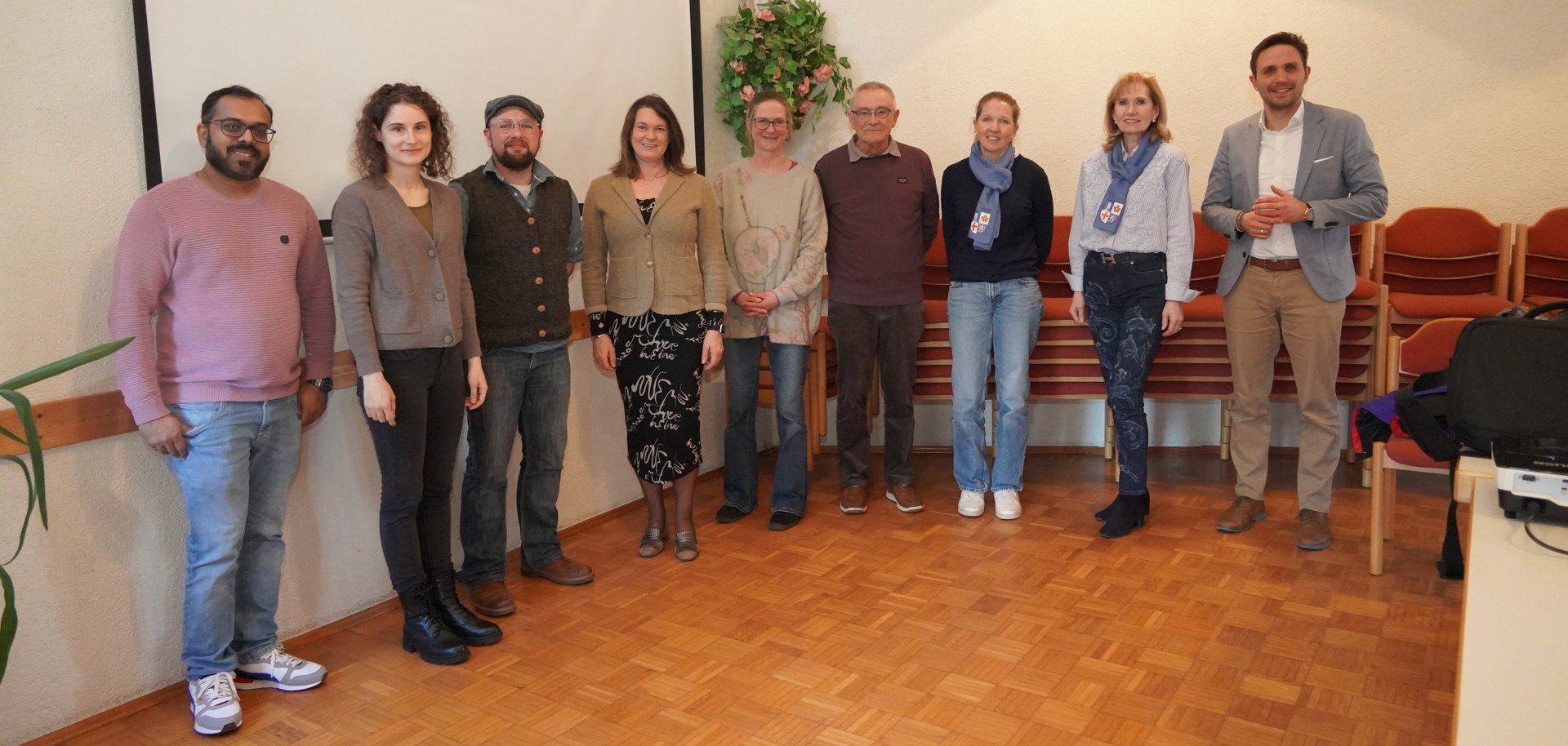 Die Erste Kreisbeigeordnete Angelika Beckenbach (4. v.l.) informierte gemeinsam mit Nadesha Garms von der Regionalen Diakonie Südhessen (rechts daneben), Harald Gerhard (Mitte) und sein Team des Projektes Digitale Kompetenz und dem Präventionsteam des Kreises über den digitalen Nachlass.