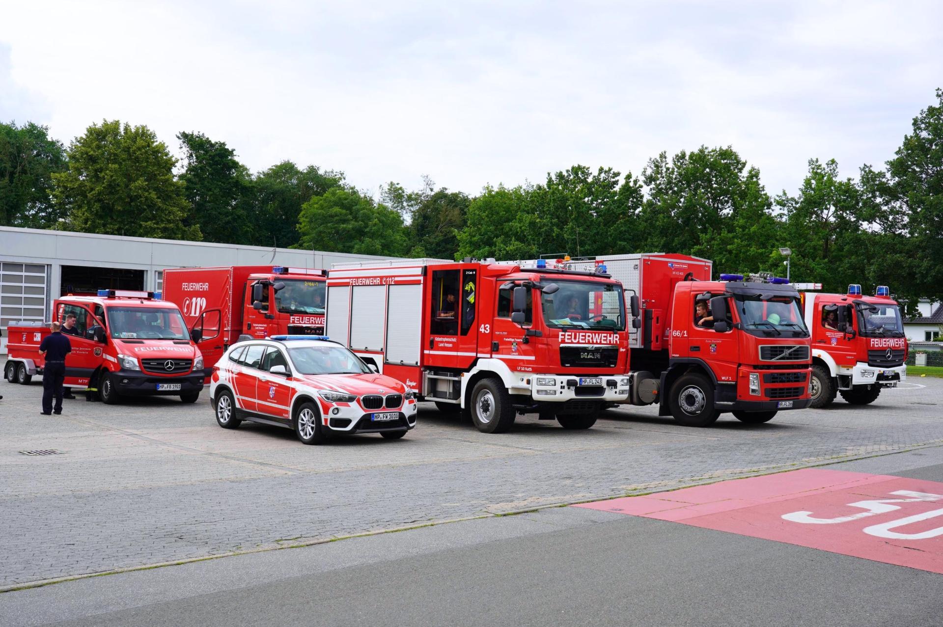 Das Bild zeigt Feuerwehrautos in einer Reihe aufgestellt.