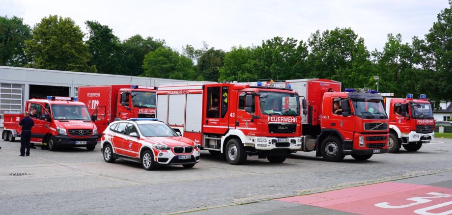 Vorbereitung für den Ernstfall Das Bild zeigt Feuerwehrautos in einer Reihe aufgestellt.