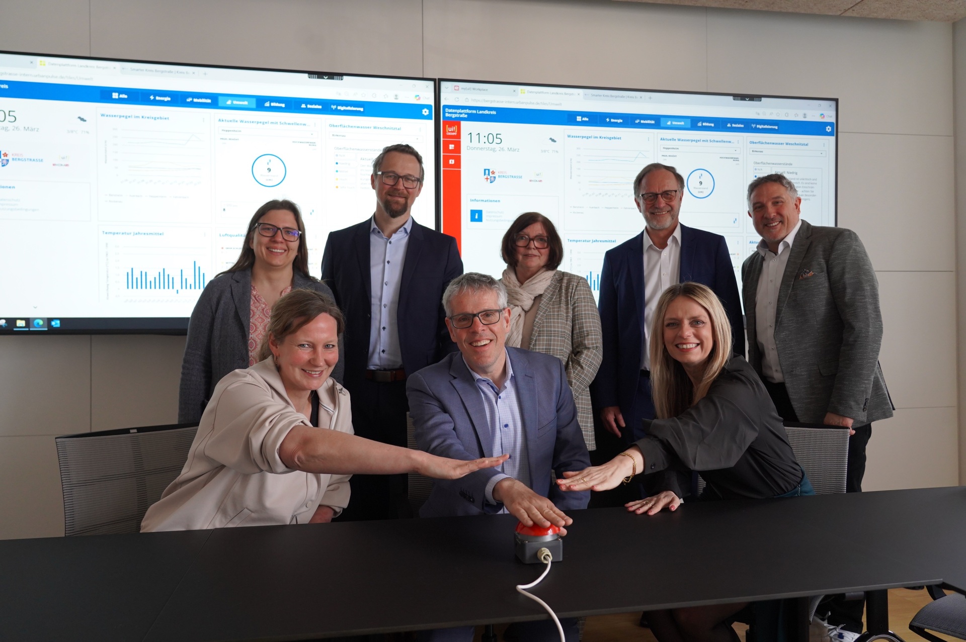 Auf dem Bild sind Landrat Christian Engelhardt (vorne Mitte) gemeinsam mit (vorne v.r.n.l.) Corinna Simeth, Leiterin der Abteilung Grundsatz und Kreisentwicklung, sowie Projektleitern Katharina Wilkin sowie Vertreterinnen und Vertretern der Projektpartner ekom21 und [ui!]