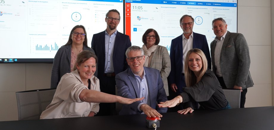 Auf dem Bild sind Landrat Christian Engelhardt (vorne Mitte) gemeinsam mit (vorne v.r.n.l.) Corinna Simeth, Leiterin der Abteilung Grundsatz und Kreisentwicklung, sowie Projektleitern Katharina Wilkin sowie Vertreterinnen und Vertretern der Projektpartner ekom21 und [ui!]