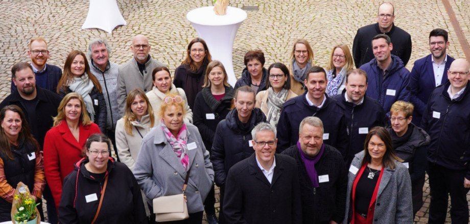 Anlassfeier Landrat Christian Engelhardt feiert gemeinsam mit der Ersten Kreisbeigeordneten Angelika Beckenbach und dem hauptamtlichen Kreisbeigeordneten Matthias Schimpf berufliche Meilensteine einiger Mitarbeitenden der Kreisverwaltung.