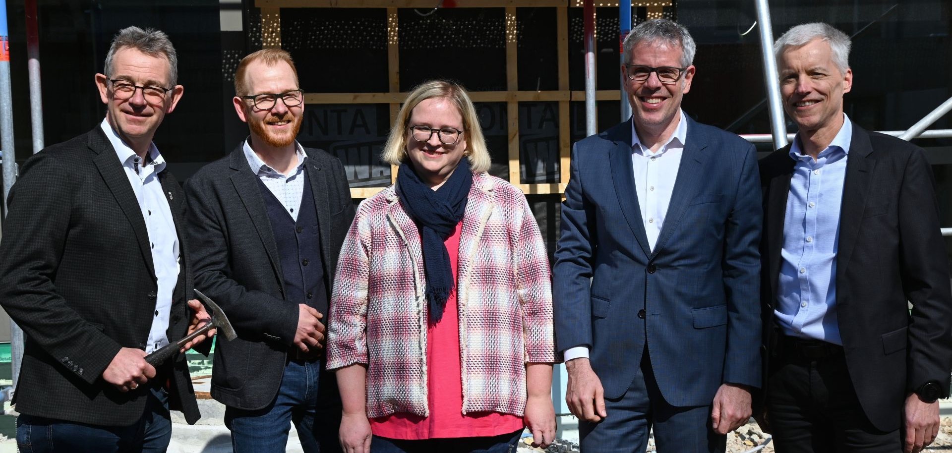 Richtfest an der neuen Grundschule Marie Curie in Lorsch mit (v.l.n.r.) Bürgermeister Christian Schönung, Technischen Betriebsleiter Johannes Kühn, der neuen Schulleiterin Nicola Hellwig, Landrat Christian Engelhardt und Geschäftsleiter von Brüggemann Holzbau, Werner Hansmann.