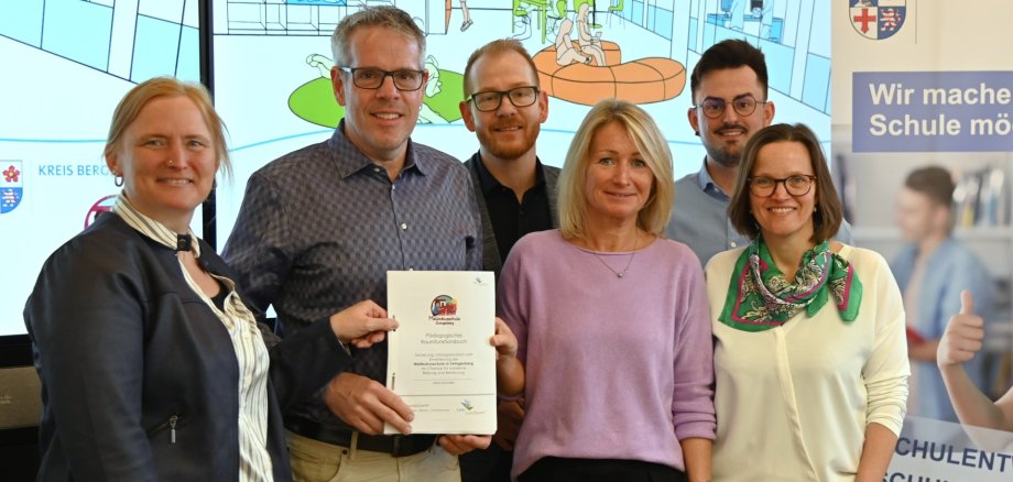 Übergabe des Raumfunktionsbuches für die Melibokusschule Zwingenberg: Schulleiterin Birgit Thiele (4. v. l.) überreicht das RFB an Landrat Christian Engelhardt.