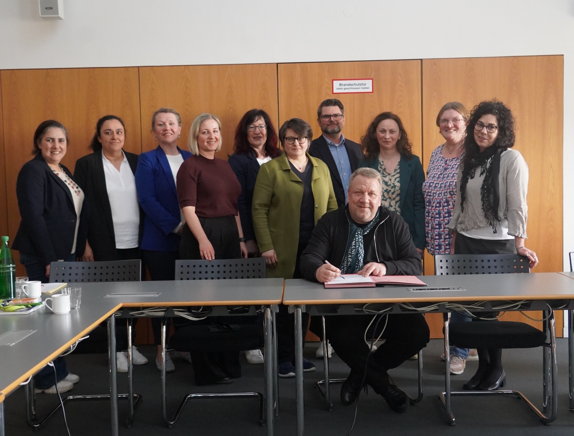Der hauptamtliche Kreisbeigeordnete und zuständige Dezernent Matthias Schimpf (Mitte) unterzeichnete die Erneuerung der Kooperationsvereinbarung zwischen dem Kreis Bergstraße und den regionalen Integrationskursträgern.