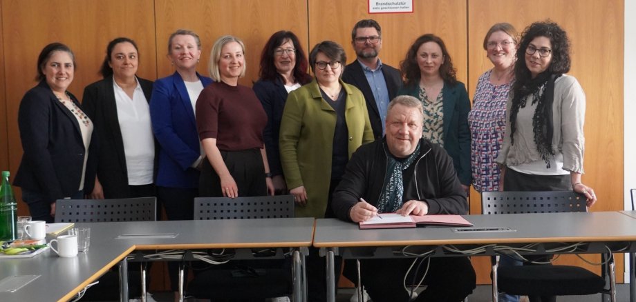 Kooperationsvereinbarung Kreis und Integrationskursträger Der hauptamtliche Kreisbeigeordnete und zuständige Dezernent Matthias Schimpf (Mitte) unterzeichnete die Erneuerung der Kooperationsvereinbarung zwischen dem Kreis Bergstraße und den regionalen Integrationskursträgern.