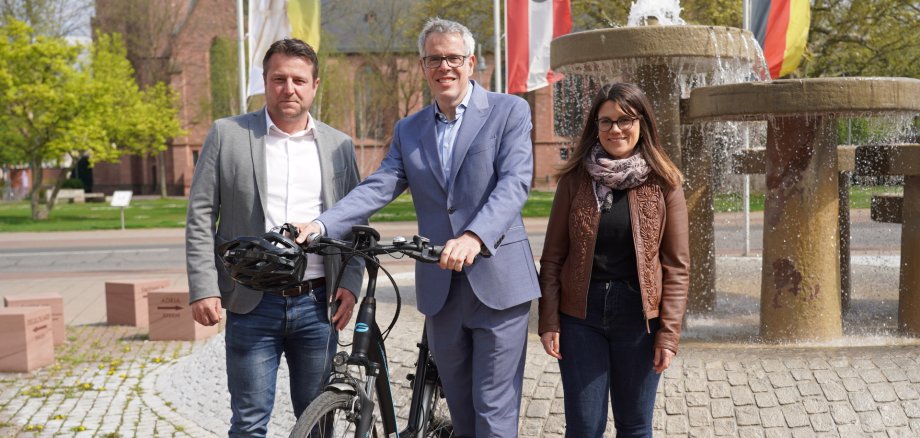 In Lampertheim gab Landrat Christian Engelhardt gemeinsam mit Bürgermeister Alexander Scholl sowie Lisa-Marie Riemann, für den Radverkehr zuständige Mitarbeiterin in der Abteilung ÖPNV und Mobilität der Kreisverwaltung, den offiziellen Auftakt zum diesjährigen STADTRADELN.