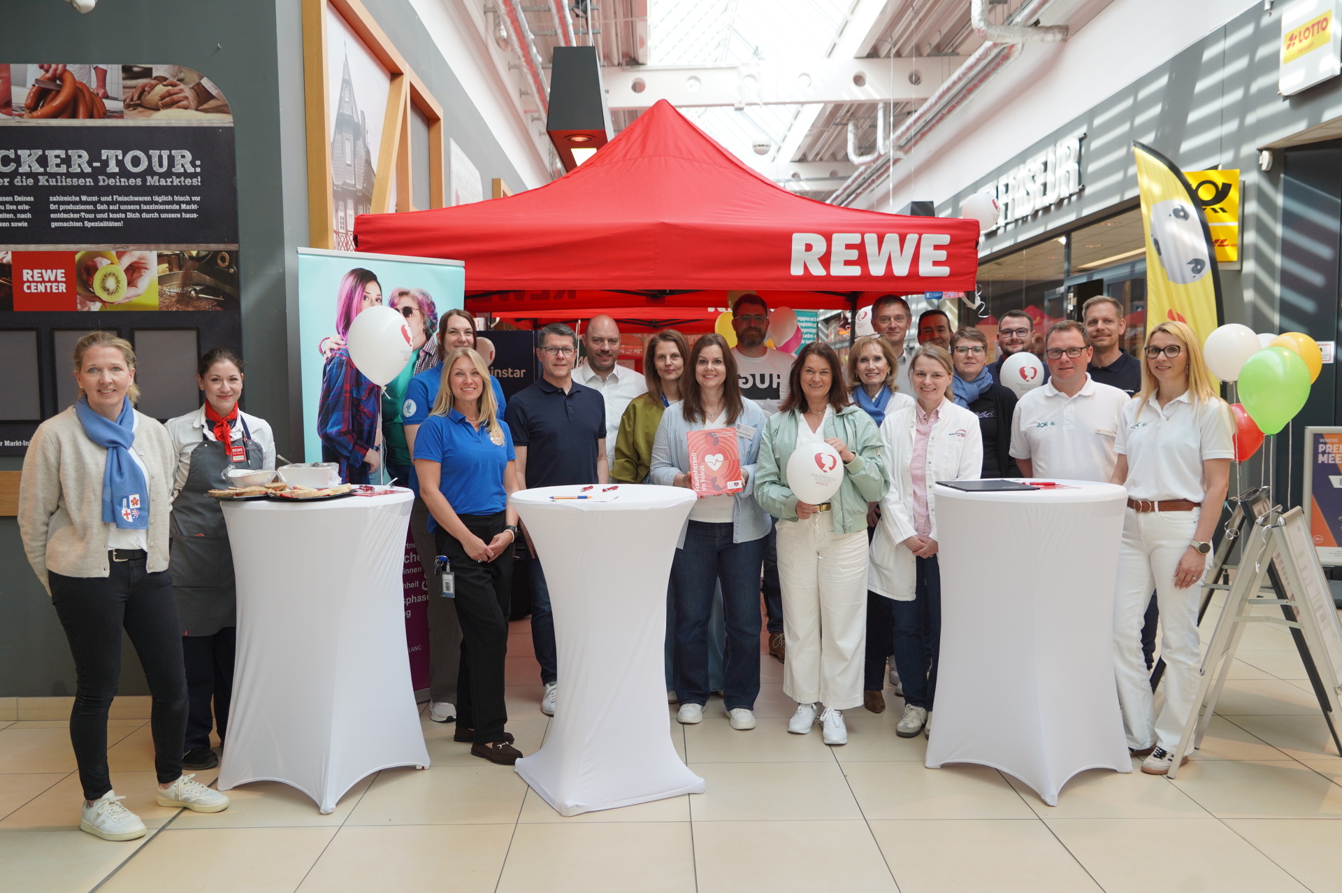 Der Aktionstag im REWE Center Heppenheim lieferte wichtige Informationen zur Gesundheit von Frauenherzen. Auf dem Bild sind alle Kooperationspartner zu sehen.