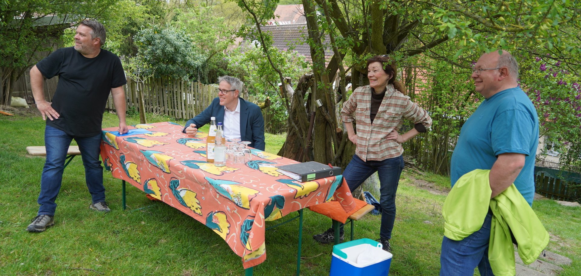 Landrat Christian Engelhardt macht sich gemeinsam mit Florian Schumacher von den Streuobstwiesenrettern, Beate Weis vom Verein Genial Regional und Thomas Brecht vom KOGL Kreis Bergstraße gemeinsam ein Bild von den heimischen Streuobstwiesen.