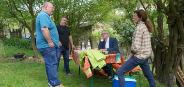 Landrat Christian Engelhardt tauscht sich gemeinsam mit Thomas Brecht vom KOGL Kreis Bergstraße, Florian Schumacher von den Streuobstwiesenrettern und Beate Weis vom Verein Genial Regional über die Bergsträßer Streuobstwiesen aus.