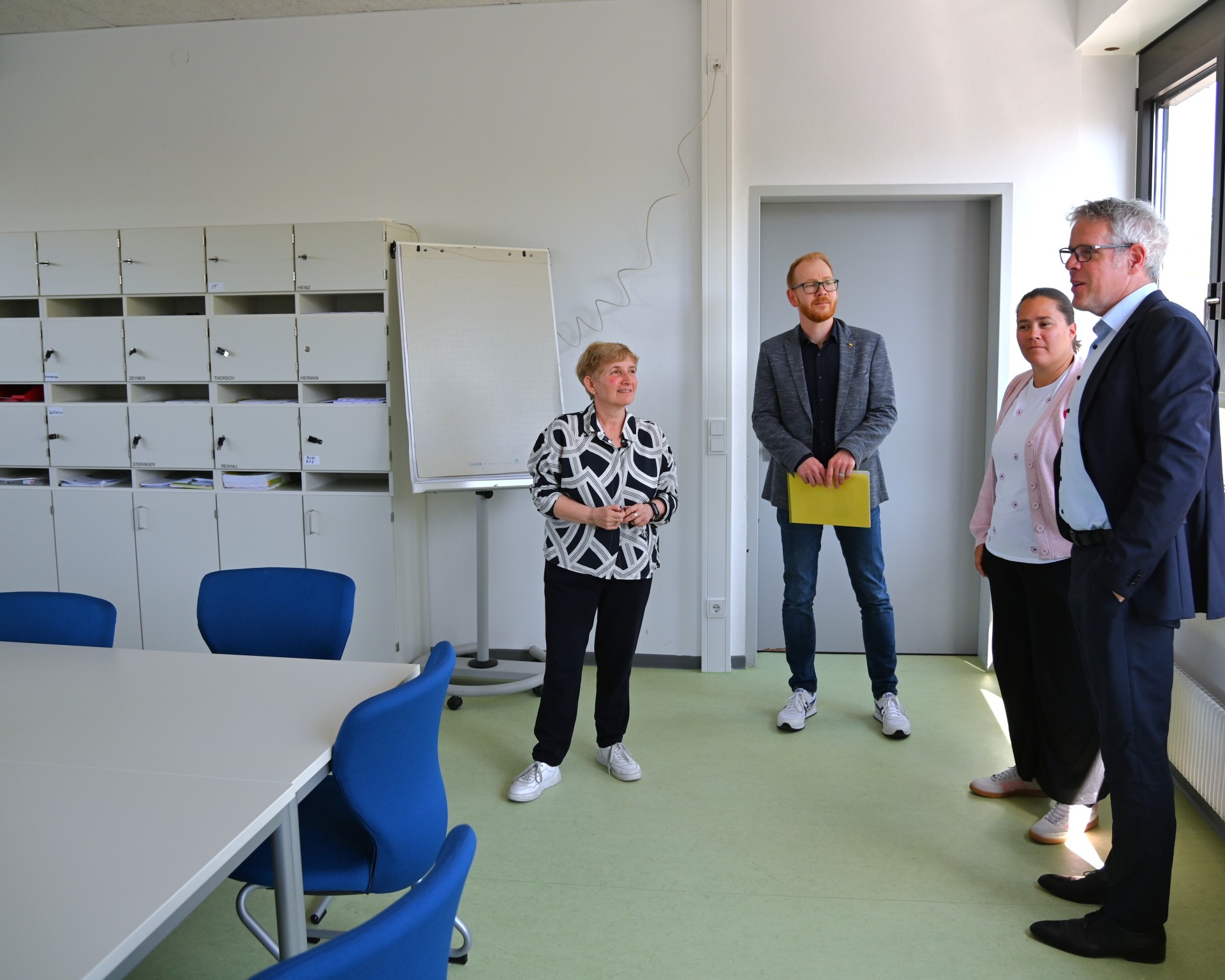 Schulleiterin Dagmar Arzberger, der Technische Betriebsleiter Johannes Kühn, Konrektorin Frederike Heinz und Landrat Christian Engelhardt schauen sich einen renovierten Raum der Astrid-Lindgren-Schule an.