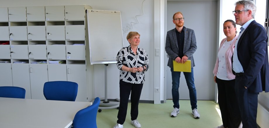 Schulbesuch ALS Bobstadt Schulleiterin Dagmar Arzberger, der Technische Betriebsleiter Johannes Kühn, Konrektorin Frederike Heinz und Landrat Christian Engelhardt schauen sich einen renovierten Raum der Astrid-Lindgren-Schule an.