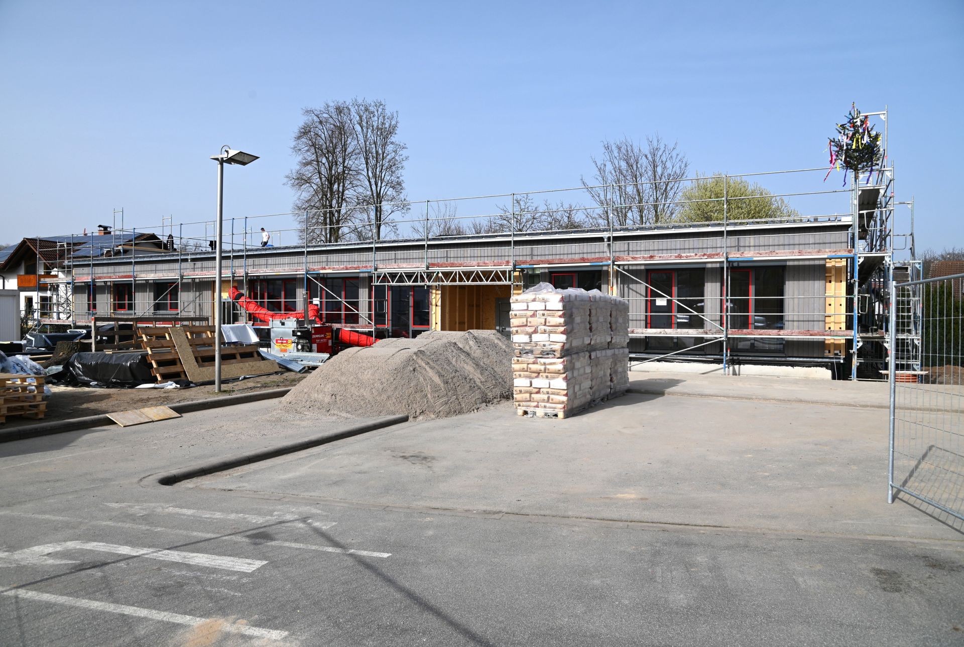 Der fertiggestellte Rohbau der Schule.