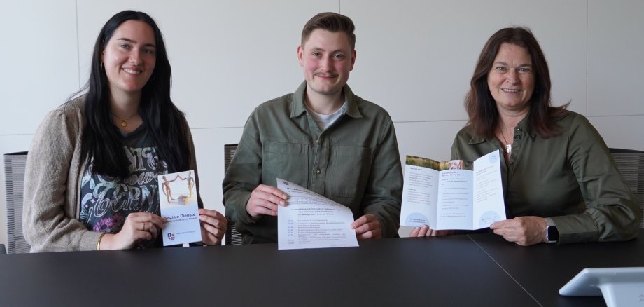 Die Erste Kreisbeigeordnete Angelika Beckenbach (rechts) stellte zusammen mit Johann Reiter (Mitte) und Selina Birk (links) vom sozialpsychiatrischen Dienst des Kreises Bergstraße das Gruppenangebot „Alltagsbewältigung“ vor.