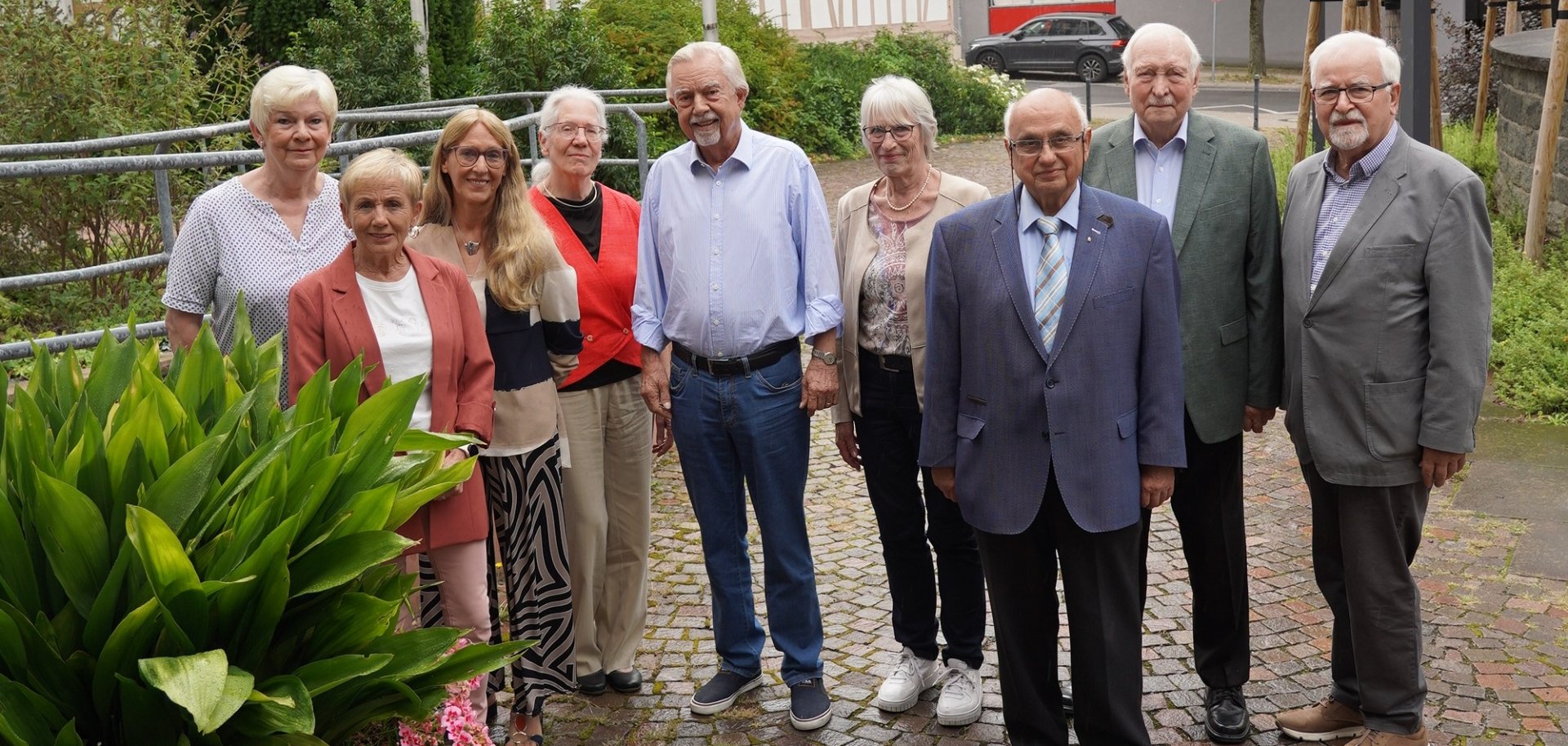Das Bild zeigt den Kreis-Senioren-Beirat des Kreises Bergstraße draußen vor dem Eingang des Alten Landratsamtes.