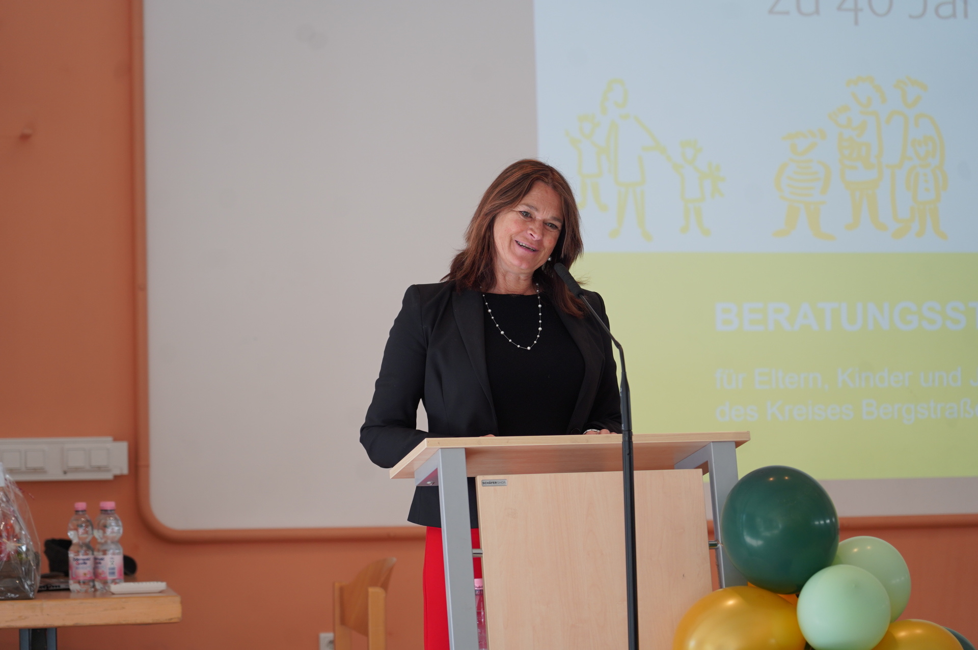 Die Erste Kreisbeigeordnete Angelika Beckenbach hält eine Rede